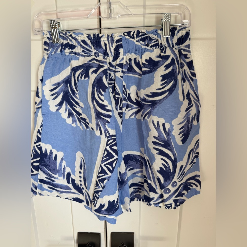 NWT H&M Tropical Blue and White Women's Bermudas size Small, fit oversized.